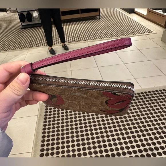 NWT COACH Corner Zip Wristlet In Signature Canvas With Bow Print - Picture 5 of 12